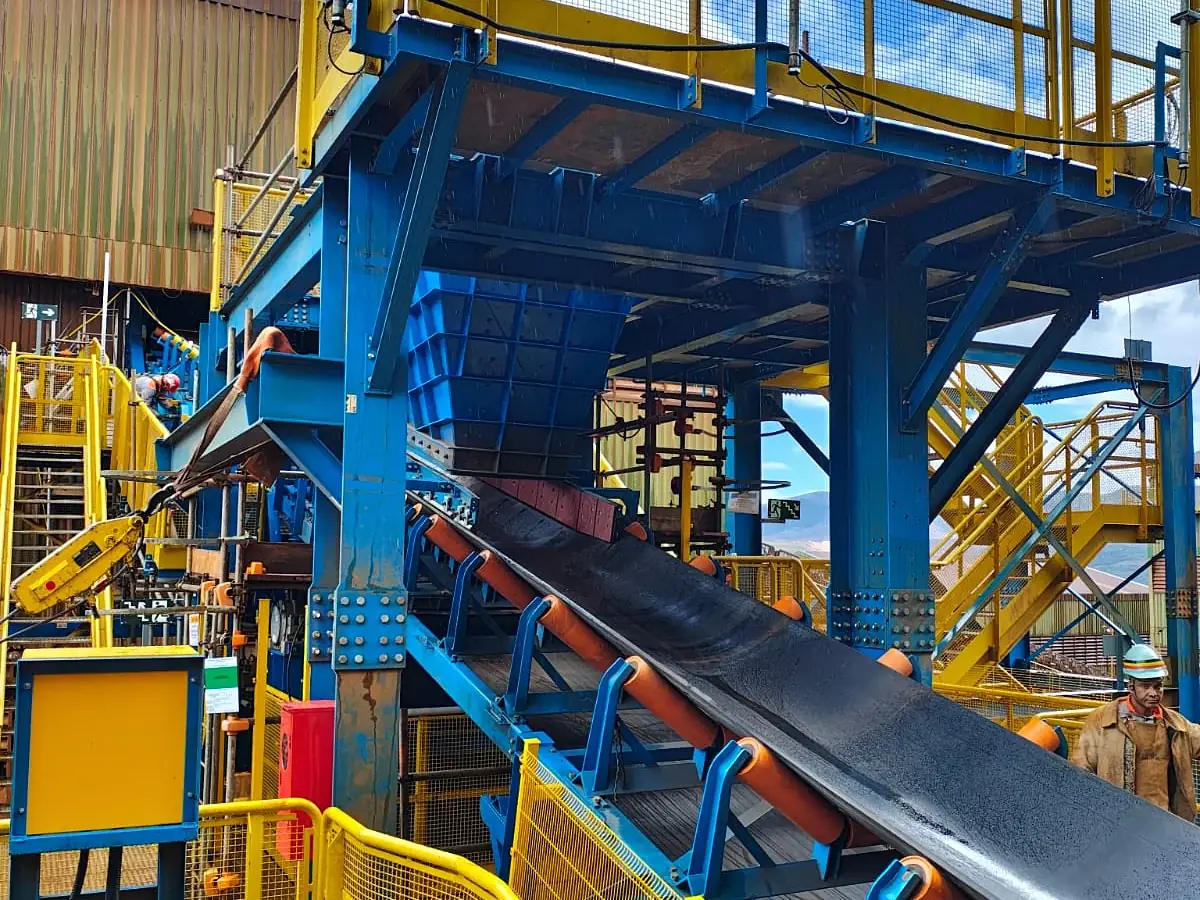 Transportador em operação de mineração